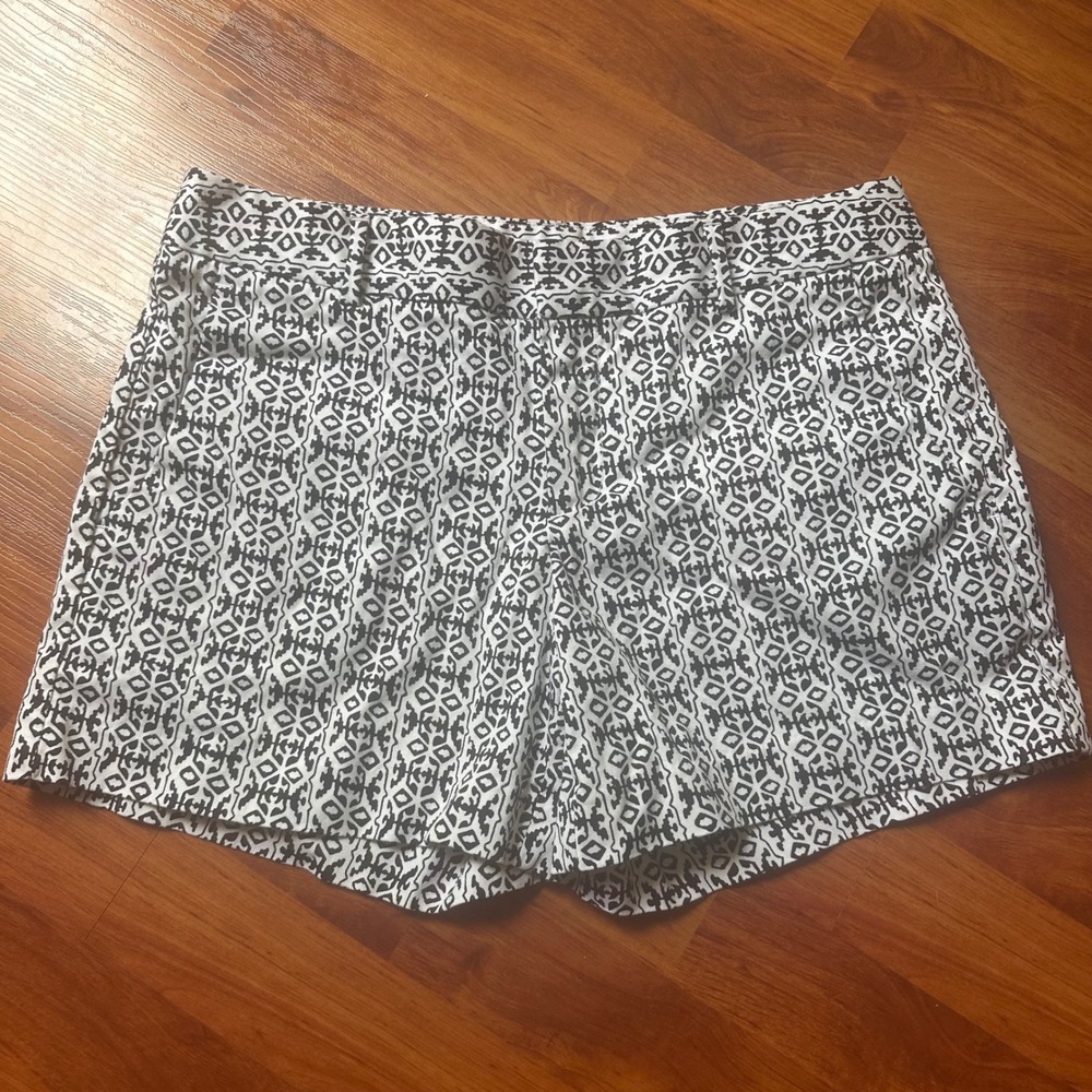 Banana Republic Geometric Print Shorts Womens Black White Tailored Preppy Resort